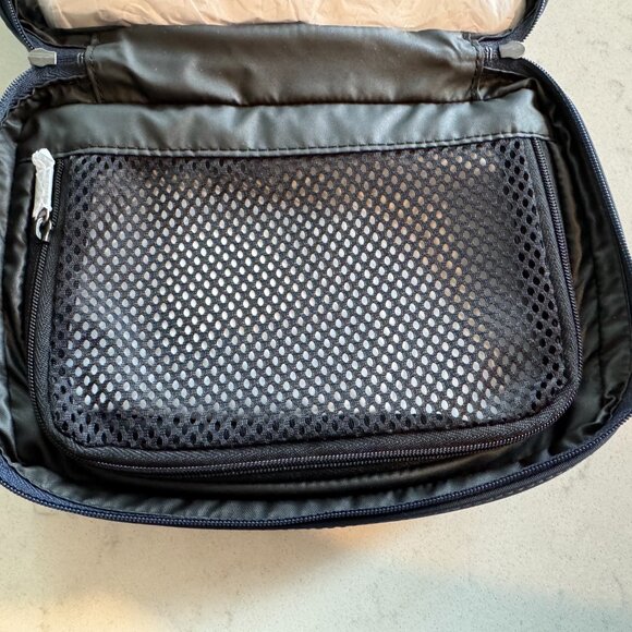 AWAY - The Small Toiletry Bag - Picture 3 of 6